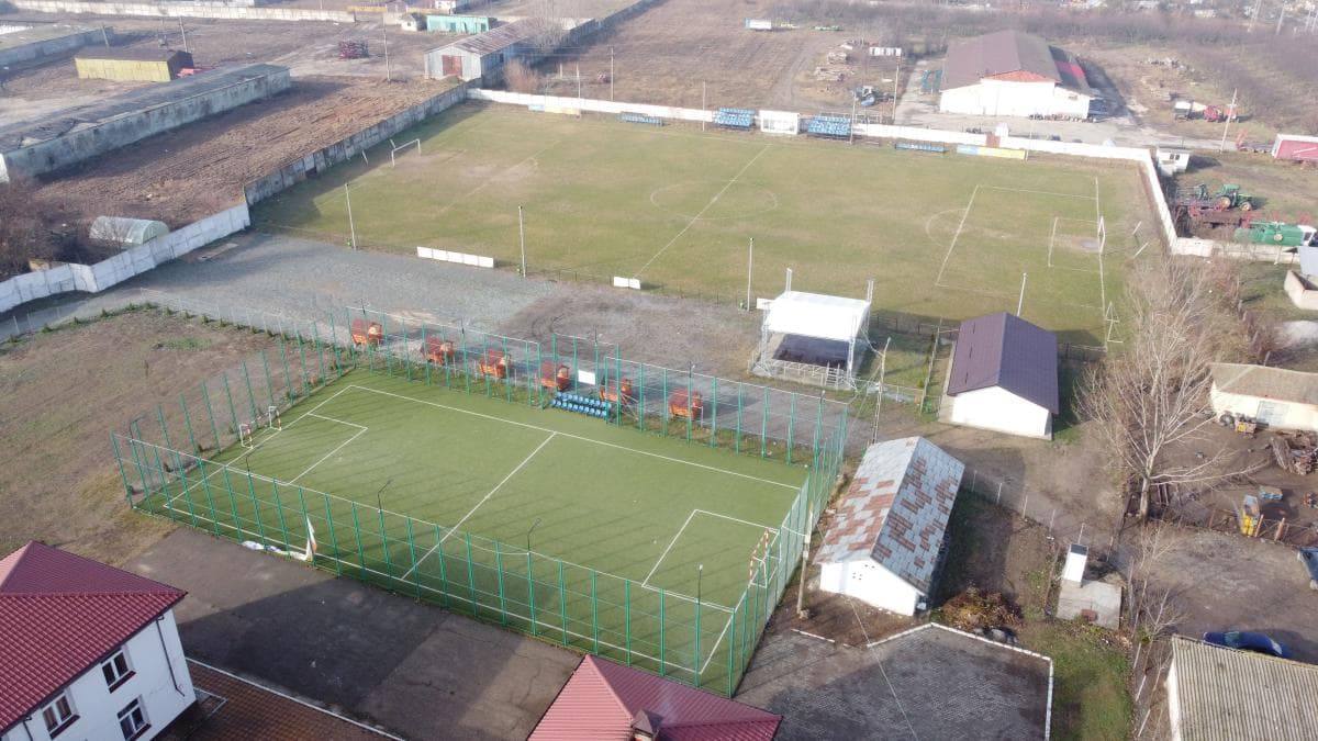 Stadionul și terenul sintetic din Bordușani, vedere aeriană