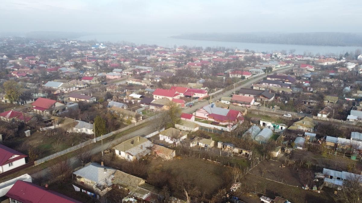 Comuna Bordușani văzută de sus, cu brațul Borcea al Dunării în fundal